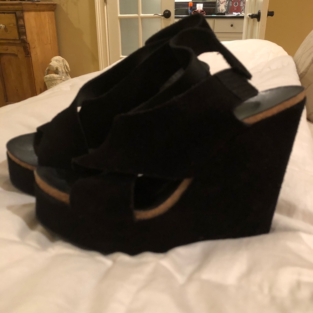 Black wedge